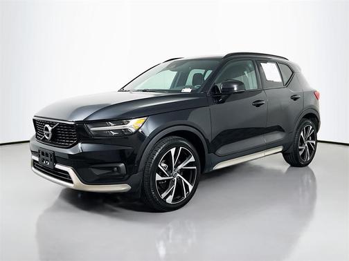 2022 Volvo XC40 T5 R-Design