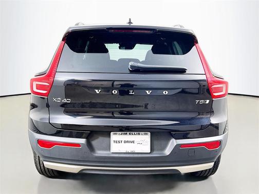 2022 Volvo XC40 T5 R-Design