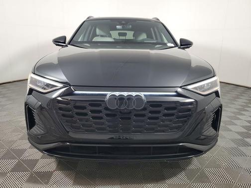 Mythos Black Metallic 2024 Audi Q8 e-tron Prestige