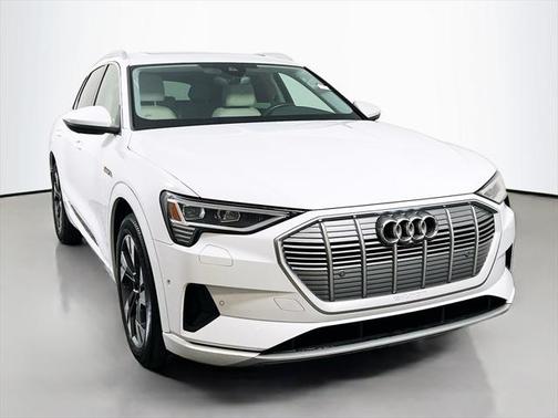 2022 Audi e-tron Premium Plus