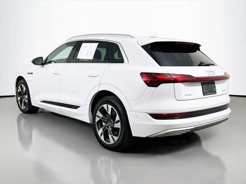 2022 Audi e-tron Premium Plus