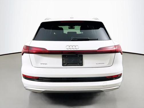 2022 Audi e-tron Premium Plus
