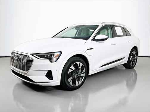 2022 Audi e-tron Premium Plus