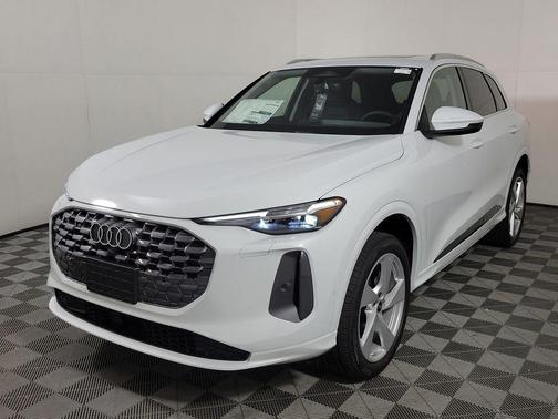 Glacier White Metallic 2026 Audi Q5 Premium Plus TFSI quattro S tronic