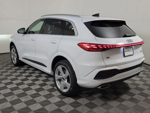Glacier White Metallic 2026 Audi Q5 Premium Plus TFSI quattro S tronic