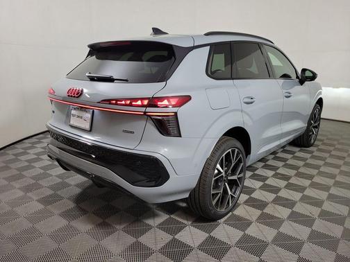 Arrow Gray Pearl Effect 2026 Audi Q3 TFSI quattro S tronic
