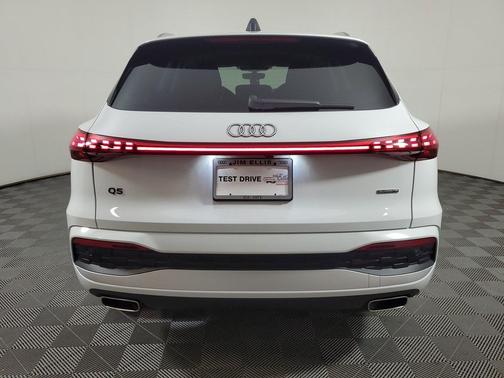 Glacier White Metallic 2026 Audi Q5 Premium Plus TFSI quattro S tronic