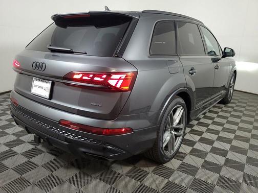 Daytona Gray Pearl Effect 2026 Audi Q7 55 Prestige