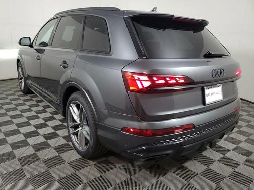 Daytona Gray Pearl Effect 2026 Audi Q7 55 Prestige