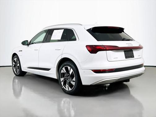 2022 Audi e-tron Premium Plus
