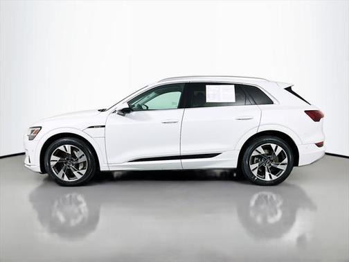 2022 Audi e-tron Premium Plus