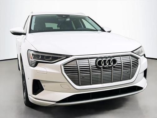 2022 Audi e-tron Premium Plus