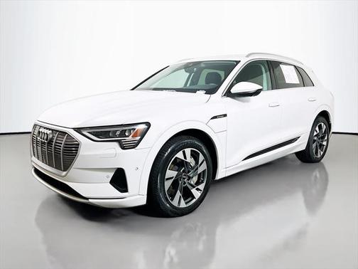 2022 Audi e-tron Premium Plus
