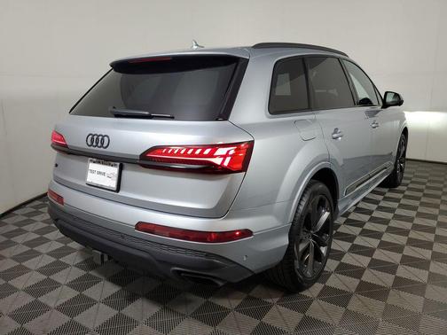 Satellite Silver Metallic 2025 Audi Q7 55 Premium Plus