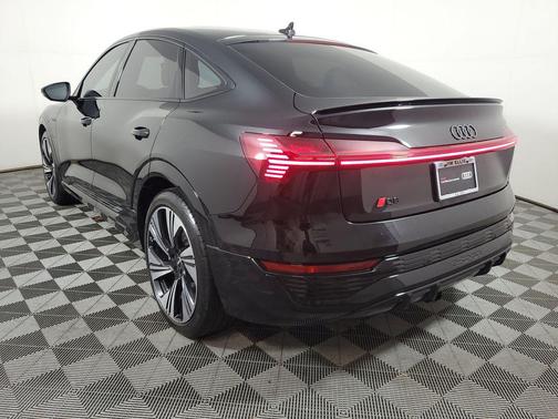 Mythos Black Metallic 2024 Audi Q8 e-tron Prestige