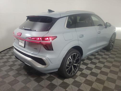 Arrow Gray Pearl Effect 2026 Audi Q3 TFSI quattro S tronic