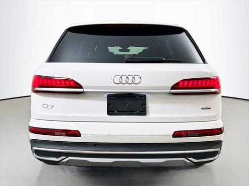 2023 Audi Q7 45 Premium Plus