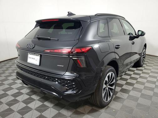 Mythos Black Metallic 2026 Audi Q3 TFSI quattro S tronic
