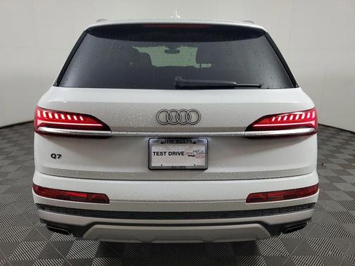 Glacier White Metallic 2025 Audi Q7 55 Premium
