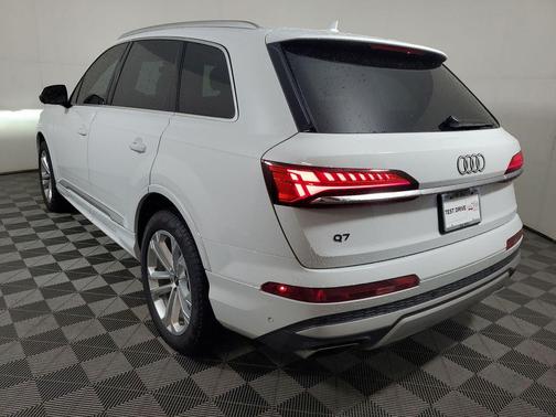 Glacier White Metallic 2025 Audi Q7 55 Premium