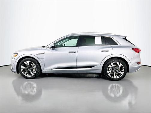 2022 Audi e-tron Premium Plus