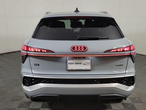 Arrow Gray Pearl Effect 2026 Audi Q3 TFSI quattro S tronic