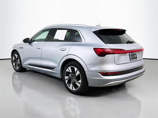 2022 Audi e-tron Premium Plus