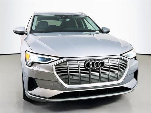 2022 Audi e-tron Premium Plus