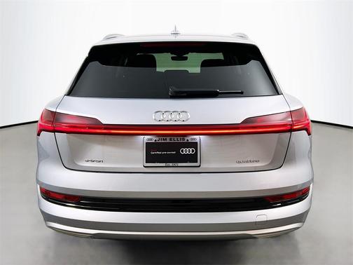 2022 Audi e-tron Premium Plus