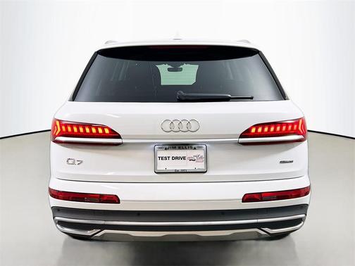 2024 Audi Q7 45 Premium Plus