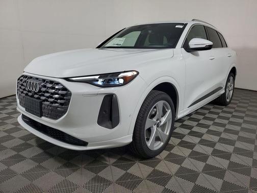 Glacier White Metallic 2026 Audi Q5 Premium Plus TFSI quattro S tronic