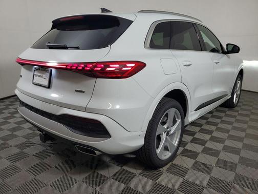 Glacier White Metallic 2026 Audi Q5 Premium Plus TFSI quattro S tronic