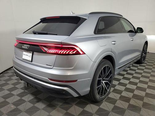 Florett Silver Metallic 2019 Audi Q8 3.0T Premium