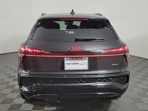 Mythos Black Metallic 2026 Audi Q3 TFSI quattro S tronic