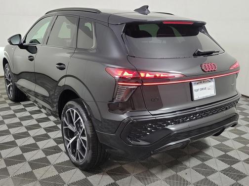 Mythos Black Metallic 2026 Audi Q3 TFSI quattro S tronic