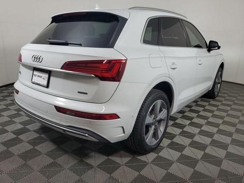 Glacier White Metallic 2024 Audi Q5 Prestige 40 TFSI quattro S tronic