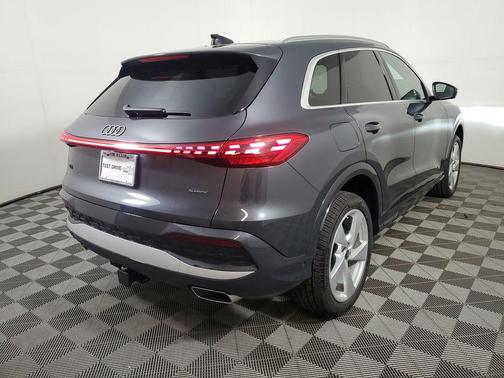 Tambora Gray Metallic 2026 Audi Q5 Premium Plus TFSI quattro S tronic