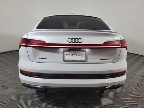 Glacier White Metallic 2023 Audi e-tron Sportback S line Premium Plus