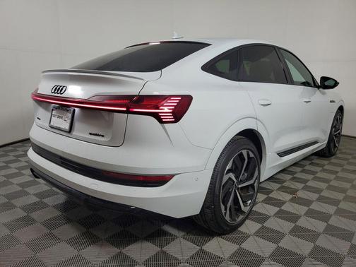 Glacier White Metallic 2023 Audi e-tron Sportback S line Premium Plus