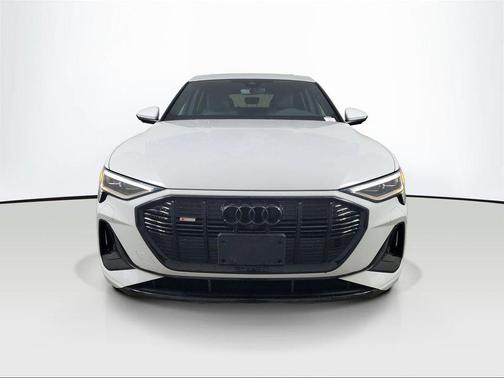 Glacier White Metallic 2023 Audi e-tron Sportback S line Premium Plus