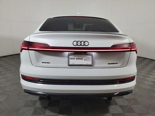 Glacier White Metallic 2023 Audi e-tron Sportback S line Premium Plus