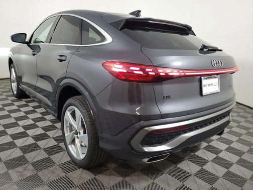 Tambora Gray Metallic 2026 Audi Q5 Sportback Premium Plus TFSI quattro S tronic
