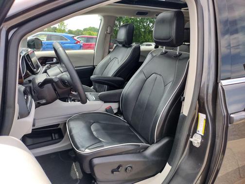 Granite Crystal Metallic Clearcoat 2023 Chrysler Pacifica Limited