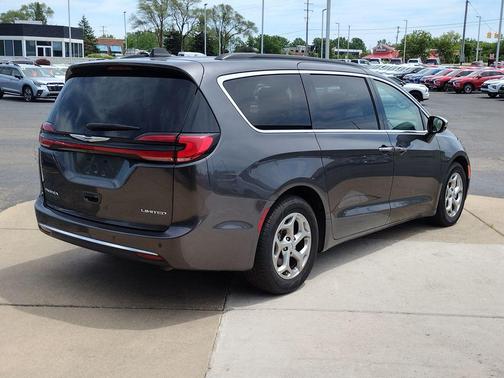 Granite Crystal Metallic Clearcoat 2023 Chrysler Pacifica Limited