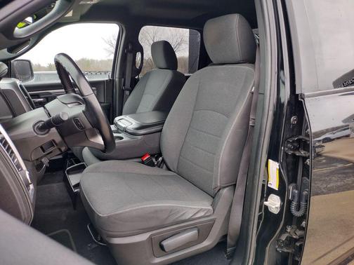 Diamond Black Crystal Pearl 2021 RAM 1500 Classic SLT