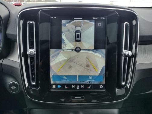 2024 Volvo XC40 B5 Plus Dark Theme