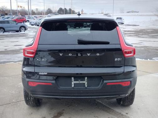 2024 Volvo XC40 B5 Plus Dark Theme