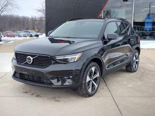 2024 Volvo XC40 B5 Plus Dark Theme
