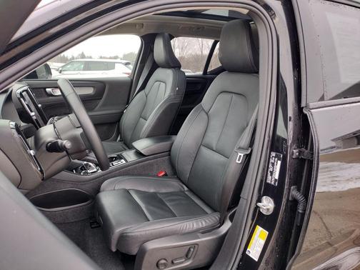 2024 Volvo XC40 B5 Plus Dark Theme