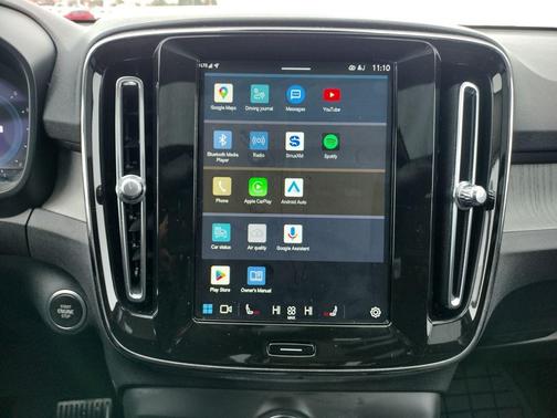 2024 Volvo XC40 B5 Plus Dark Theme